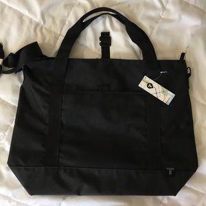 Tra zip Traveler Shoulder Bag